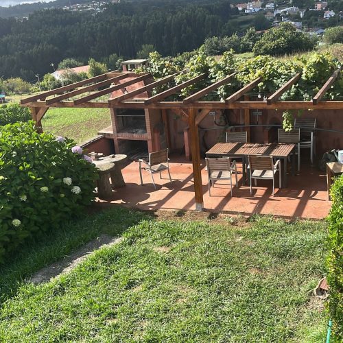 Pérgola autoportante de madera laminada 6x4 m, diseñada para instalaciones exteriores de alta durabilidad. Estructura robusta con postes y vigas de sección reforzada, tratada para resistir humedad, radiación UV y cambios climáticos. Su sistema autoportante garantiza una instalación rápida sin necesidad de anclajes a pared. Ideal para jardines, hostelería y terrazas profesionales que buscan una solución estética, estable y de bajo mantenimiento.
Fabricada en España.